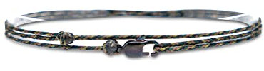 Made by Nami Dünnes Wickel-Armband Herren & Damen mit Karabiner-Haken Verschluss Handmade - Maritimer Surfer Schmuck - Minimalistisches Stoff-Armband - Wasserfest & verstellbar (Camouflage Schwarz)