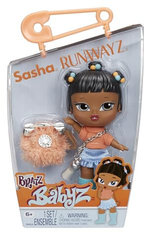 Bratz Babyz Runwayz Doll - Sasha - 1 Sammel-Modepuppe mit Modischem Outfit, Niedliche Babypuppe mit einer Halskette, die auch als Schlüsselanhänger Dient - Kinderspielzeug - für Kids ab 6 Jahre