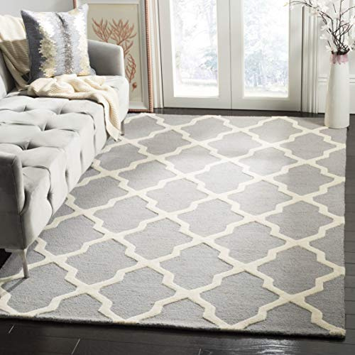 SAFAVIEH Geometrisch Teppich für Wohnzimmer, Esszimmer, Schlafzimmer - Cambridge Collection, Kurzer Flor, Silber und Elfenbein, 152 X 244 cm