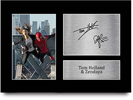 HWC Trading A4 Zendaya & Tom Holland Spider-Man MJ Geschenke Geducktes Signiertes Autogramm Foto für Fans von Film Memorabilien - A4