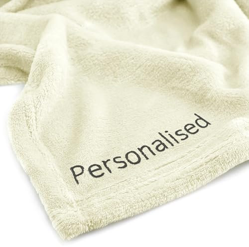 DecoKing Personalisierte Kuscheldecke 150x200 cm Ecru Decke mit Namen Bestickt Microfaser Tagesdecke Fleece Mic
