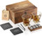 Whiskey Steine Geschenkset für Männer - 2 x 10 oz Whiskey Gläser, 8 Granit Whiskey Steine, 2 Untersetzer, Metallzange & Cocktailkarten im Holzkasten