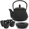 Teekanne asiatisch Gusseisen Set 0.8 Liter - schwarze Gusskanne mit Henkel & Edelstahl Tee-Filter Sieb-Einsatz für losen Tee & 4 Teebecher (Tassen) & Teewärmer