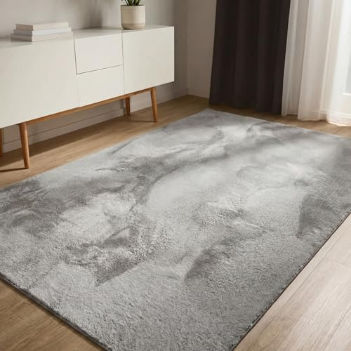 benuta Basic Kunstfaser Fellteppich Furry - Hellgrau 120x170 cm - Weicher Wohnzimmerteppich - Anti-Rutsch-Rückseite - Waschbar - Für Fußbodenheizung geeignet