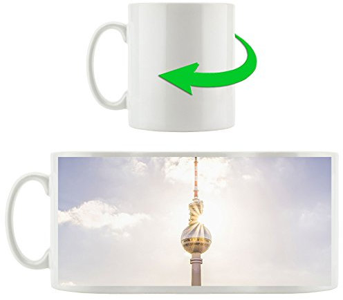 Stil.Zeit Fernsehturm Berlin, Motivtasse aus weißem Keramik 300ml, Tolle Geschenkidee zu jedem Anlass. Ihr Neuer Lieblingsbecher für Kaffe, Tee und Heißgetränke.