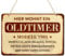 BETESSIN Geschenk zum 60 Geburtstag Mann - HIER WOHNT EIN OLDTIMER - Witziges Holzschild mit Spruch - Lustige Geschenke für Männer zum 60 Geburtstag, Vatertag & Weihnachten