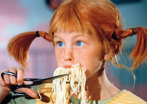 Postkarte PIPPI LANGSTRUMPF - Motiv: PL PIPPI SCHNEIDET SPAGHETTI MIT SCHERE, Anlass: Kindermotive Fun, Künstler/Verlag: KARTENKOMBINAT © Saltkråkan AB & AB Svensk Filmind, Größe: A6