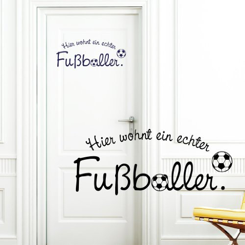 Wandtattoo-Loft Türaufkleber „Hier wohnt EIN echter Fußballer“ Kinderzimmer/schwarz / 35 x 84 cm