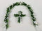 Der-kleine-Dekoladen Ehrenplatz Ranke mit Kreuz weiß Kommunion Konfirmation Tischdeko Deko