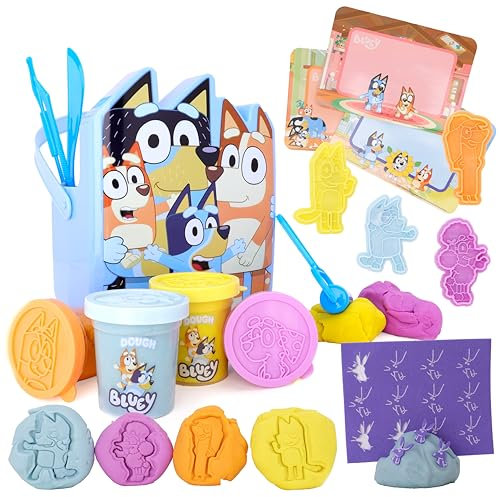 Toyland® Bluey Dough Bucket Activity Set de 17 piezas: 4 masas, 3 cortadores, 1 rodillo, 4 sellos, 3 pantallas de juego lavables y 1 balde - Juguetes de manualidades y manualidades