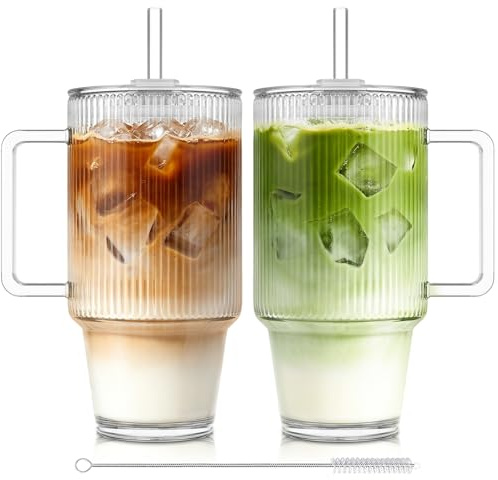 KEMORELA 2er Set 710ml Trinkbecher mit Deckel und Strohhalm, Gerippte Glasbecher mit Henkel, Iced Coffee Glas, Smoothie Becher, Glas mit Deckel und Strohhalm für Saft, Wasser & Eiskaffee