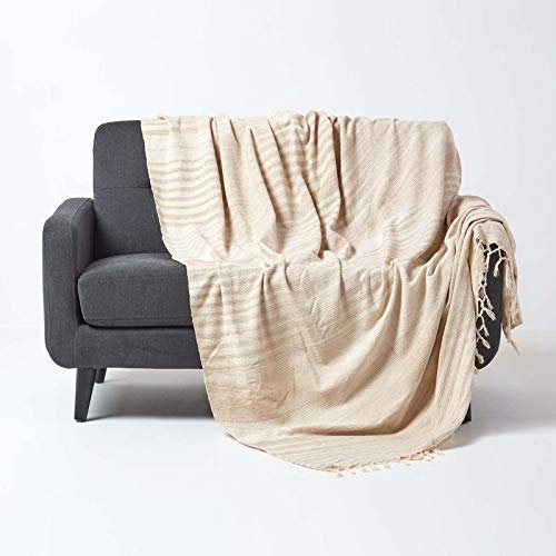 Homescapes Chenille-Tagesdecke, beige, Wohndecke 150 x 200 cm, Sofaüberwurf/Plaid aus 100% Baumwolle mit Fransen, Hellbraun gestreift