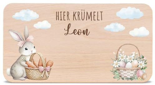 GRAVURZEILE - Frühstücksbrettchen aus Holz - Hase mit Schleife - Personalisiert mit Namen - Oster-Geschenk für Kinder - Osterdeko Brettchen - Lebensmittelechter Druck (GreenGuard Gold) - 22,5x12,5 cm