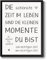 wohnstil Bild mit Spruch Die schönste Zeit im Leben, glückliche Momente | Poster schwarz-weiß für Zuhause, Büro oder als Geschenk, viele Größen mit Rahmenoption