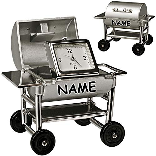 alles-meine.de GmbH kleine - Tischuhr/Miniatur - Uhr - BBQ Grill - Barbecue Grillwagen - inkl. Name - aus Metall - 7,5 cm - batteriebetrieben - Analog - Batterie - Silber grau ..