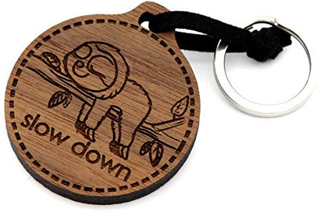 NaturSchatulle Schlüsselanhänger aus Holz mit Gravur Faultier Nussbaumholz mit Edelstahl Schlüsselring Band Schlüsselbund Geschenkidee