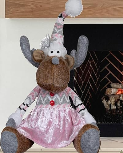 KAMACA Sitzender Elch aus Stoff mit Kleid hyggelige Winter- & Weihnachtsdeko für Fensterbank Kommode Eingang Dekoidee Winter Weihnachten Geschenk (Rentier sitzend mit Kleid weiß rosa 50 cm)