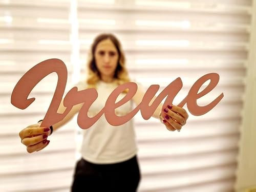 Scritta in Legno Personalizzata Spessore 4mm | Nome Inciso al Laser | Topper o Targa per Tavolo Torta, Gadget o Decorazione, (60 cm)