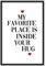 JUNIWORDS Poster mit/ohne Holzrahmen - Wähle ein Motiv - My favorite place is inside your hug - Wähle eine Größe - 30 x 40 cm (M) mit Rahmen in Schwarz