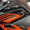Resin Bike Aufkleber für Motorrad Kompatibel mit KTM Duke 125 2021 2022. Seitenschutz für den Tank vor Stößen und Kratzern. Paar 3D-Harzklebstoff - Stickers - Made in Italy