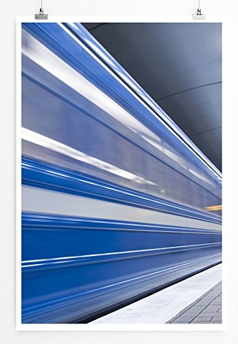 Eau Zone Home Bild - City – Einfahrende Blaue Bahn- Poster Fotodruck in höchster Qualität
