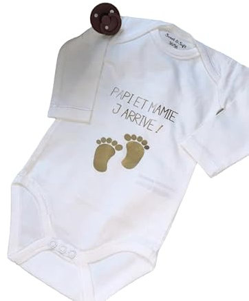 Body Bébé Blanc - Papy et Mamie, j’arrive - Dessin Pieds de Bébé Dorés - Taille Unique Aléatoire (Manches Courtes ou Longues selon Stock) - Cadeau Annonce Grossesse à Papy et Mamie