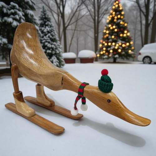 Kinaree Lustige Deko Ente aus Bambus auf Ski – handgefertigte Holzfigur Wintersport aus Indonesien mit Bommelmütze & Schal | Winter Dekofigur für Wohnzimmer, Büro oder Geschenk