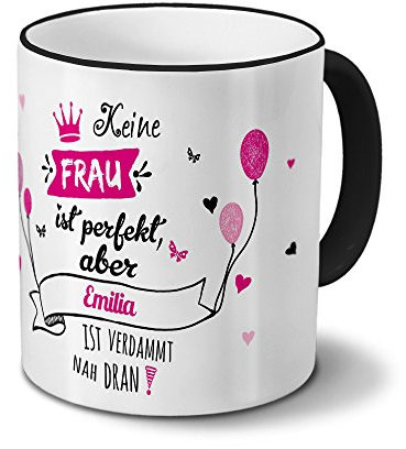 printplanet Tasse mit Namen Emilia - Motiv Nicht Perfekt, Aber. - Namenstasse, Kaffeebecher, Mug, Becher, Kaffeetasse - Farbe Schwarz