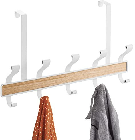 mDesign Hakenleiste – 5 doppelte Garderobenhaken für die Tür in Flur und Bad – Garderobenhaken für Mäntel, Jacken, Bademäntel, Handtücher – Flurgarderobe in Weiß/Holz