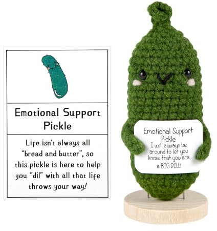 NQEUEPN Positive Gurke, 12cm Gehäkelte Gurkenpuppe mit Positiver Karte Inspirierendes Positive Potato Gurke mit Holzsockel Süße Geschenke für Freunde Familie Mädchen Jungen Dekorationen