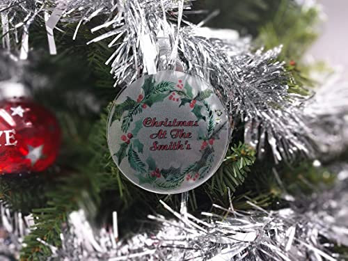 Christbaumkugel aus Acryl, personalisierbar, Stechpalmen-Kranz