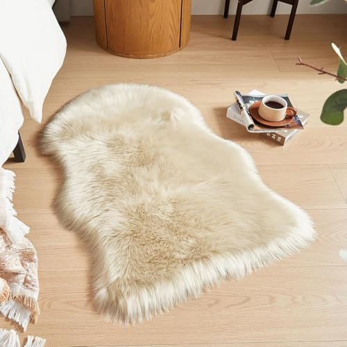 Ruedong Faux Fur Fell Teppich Beige 60x90 cm, Longhair Flauschiger Schaffell Teppich Lammfell Wohnzimmer Weicher Deko Maschinenwaschbar für Schlafzimmer Stühle Sofa