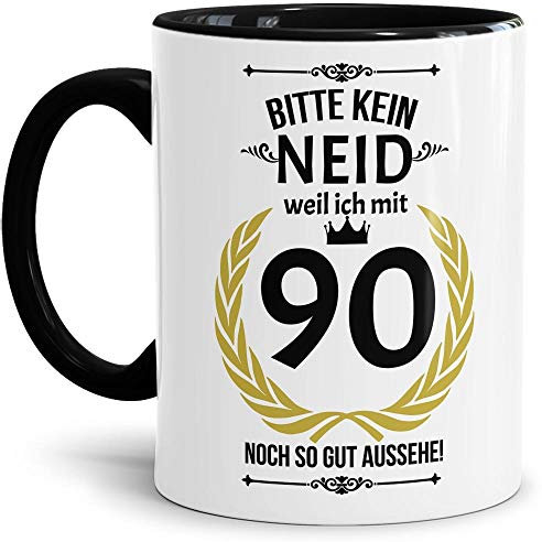 Lustige Tasse zum 90. Geburtstag mit Spruch - Bitte kein Neid, weil ich so gut aussehe - Geschenkidee für Freunde - Innen & Henkel Schwarz, 300 ml