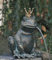 Rottenecker Bronzefigur, Skulpturen, Froschkönig Teodor wasserspeiend mit vergoldeter Krone, 23 cm hoch