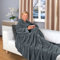 Gräfenstayn® Kuscheldecke mit Ärmel – Flauschige Decke zum Anziehen – Öko-Tex Standard 100 – Ärmeldecke für Damen & Herren – TV-Decke (Anthrazit, 200x150cm)