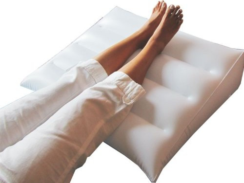 Saniversum UG Reise-Venenkissen aufblasbar mit Pumpe, weiß