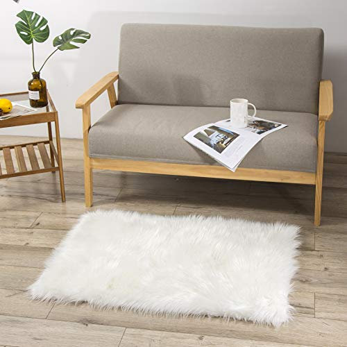 Teppich Wölkchen – Flauschiger Hochflor-Teppich Schlafzimmer - Schaffell Kunstfell Lammfell - Bettvorleger & Läufer - weicher Fellteppich - Rutschfester Kleiner Teppich - Weiss - 60x90 cm