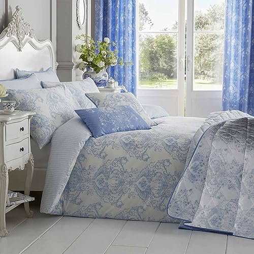 HOMESCAPES blaues Bettwäsche-Set im Toile-de-Jouy Design, Baumwollmischung, Bettbezug 230 x 220 cm und 2 Kissenbezüge 48 x 74 cm mit Blumenmuster und Streifen, praktische Wendebettwäsche in Hellblau