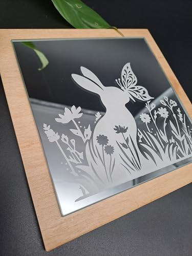 Generisch Spiegel mit weißer Motiv-Gravur auf Holzrahmen - Hase/Kaninchen mit Schmetterling in Blumenwiese - zum Aufhängen