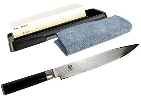 Kai Shun Tim Mälzer Bundle TDM-1704 - Cuchillo jamonero de 32 capas, hoja de 24 cm, acero de Damasco + piedra de afilar Kai AP-0316 con grano 3000/6000 y gamuza de limpieza
