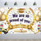 HOWAF Groß We Are So Proud of You Banner für Abschluss Deko 2023 Abi Abitur Deko, Graduierung Hintergrund Stoff Banner Bestandene Prüfung Dekoration Foto Requisit Glückwunsch für Bachelor Master Arzt
