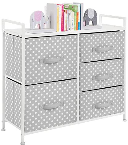 mDesign Kommode mit 5 Schubladen – breiter Schubladenschrank fürs Kinderzimmer – Kleiderkommode mit Pünktchendesign aus Metall, MDF und Stoff – grau/weiß