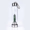 SAHKGYE Natürliche Kristallwasserflasche Edelstein-Glaswasserflasche Mit Rotem Smaragd-Edelstein Zauberstab Heilung Elixier Punkt Kristall Obelisk Natürliche Quarzkristall-Wasserflasche 550Ml