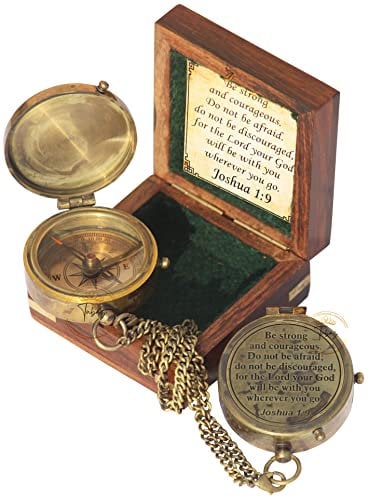 Be Strong and Courageous Gravierter Kompass mit Holzkiste Christliches Geschenk für Männer Katholisches Geschenk Jungen Taufgeschenk Teenager Jungen Geschenk Abschlussfeier,Geburtstagsgeschenk