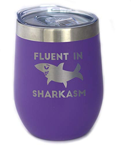 Bevvee Fluent in Sharkasm – lustiges Hai-Weinglas mit Schiebedeckel – isolierter Becher aus Edelstahl – niedliche Hai-Dekor-Geschenke – Lila