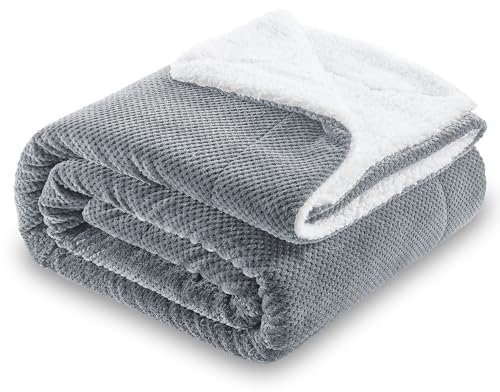 SOCHOW Waffel Sherpa Fleecedecke, superweiche, flauschig warme, leichte, Wendeplüschdecke für Bett, Sofa und Couch, 150 x 200 cm Grau
