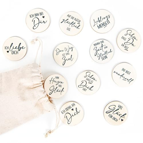 Logbuch-Verlag 12 kleine Glücksbringer Geschenke Sprüche Glück Liebe Freundschaft für Mann Frau 4 cm Glücksmünzen aus Holz