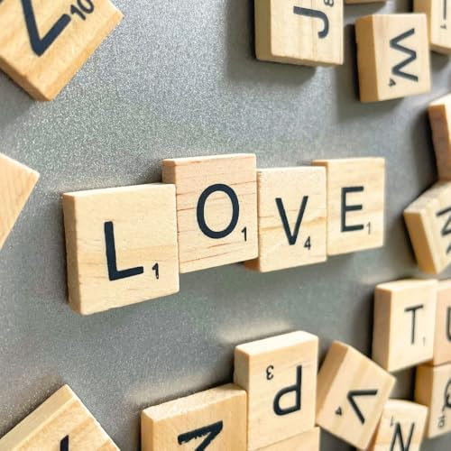 YJ PREMIUMS Magnetische Buchstaben-Fliesen-Magnete, groß, quadratisch, Holzbuchstaben, Fliesen-Magnetstücke für Kühlschrank, Wand, Spaß, Lernen, dekoratives Spielbrett für Erwachsene, 100 Stück