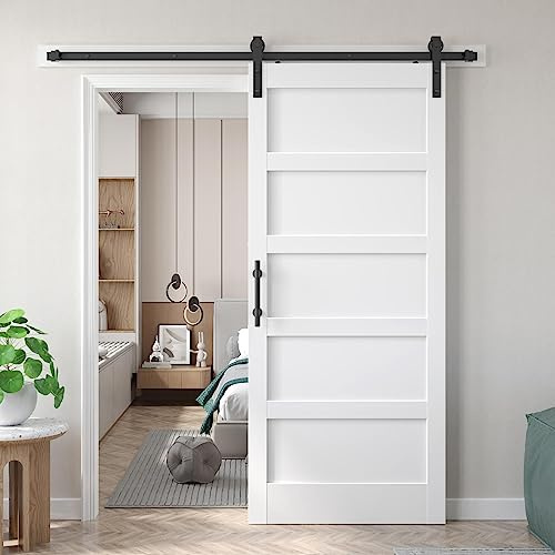 Fredbeck Porta da fienile bianca da 91,4 x 213,4 cm con kit di hardware per porta scorrevole in MDF da 1,8 m incluso e maniglia, superficie in PVC solido, montaggio fai da te, 5 pannelli