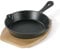 FREYERSBACHER Emaillierte Kleine Gusseisenpfanne 15 cm, Handgeschmiedete Emaille Pfanne mit zwei Schüttkerben, Mini Antihaft Pfanne für Backofen Induktion Holzbackofen Grill Feuerstelle, schwarz